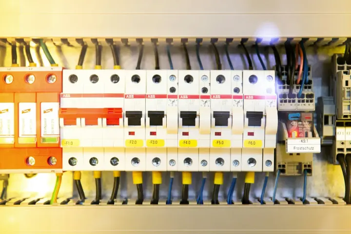 Rangées de disjoncteurs et de modules électroniques dans une armoire électrique industrielle