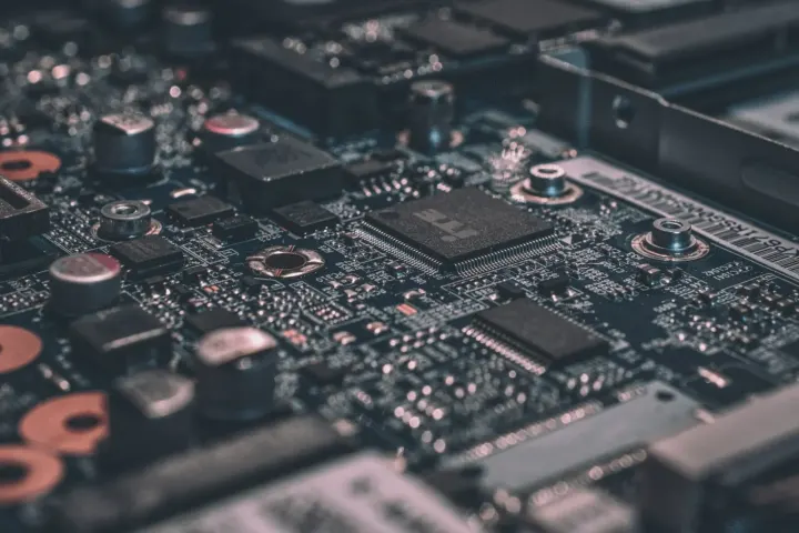 Gros plan d’une carte électronique avec circuits intégrés et composants montés en surface