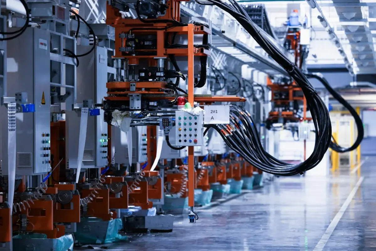 Cellules robotisées et faisceaux de câbles dans une usine de production