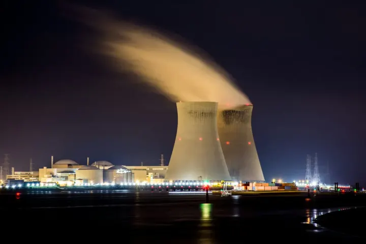 Tours de refroidissement d’une centrale de production d’énergie, de nuit