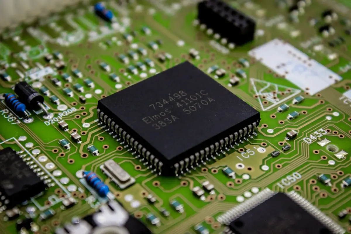 Circuit intégré soudé sur une carte électronique verte