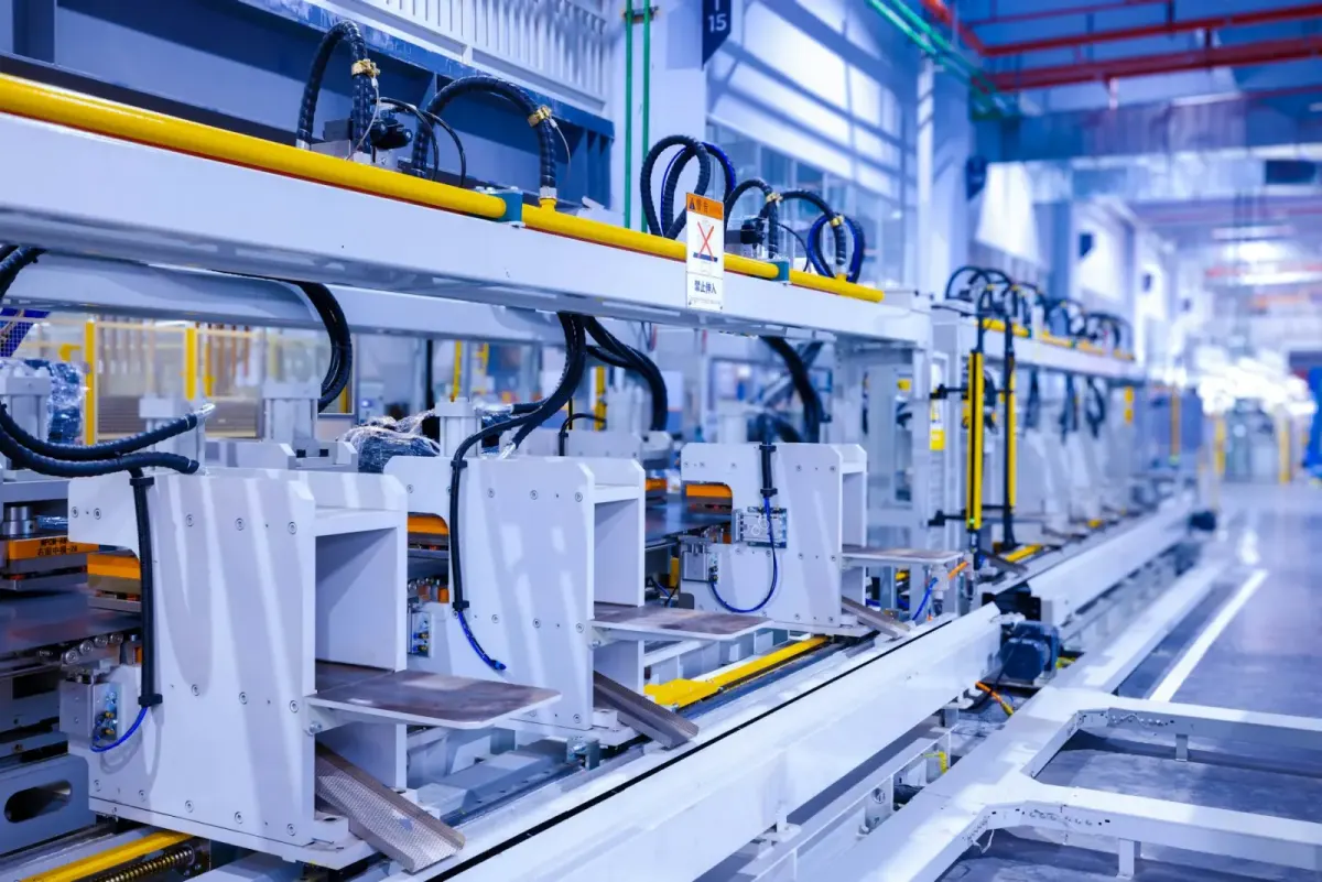 Ligne de production industrielle automatisée dans un atelier moderne